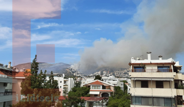 Συναγερμός στη Βούλα: Μήνυμα του 112 για εκκένωση σπιτιών λόγω της φωτιάς