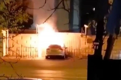 Ρουμανία: Έπεσε με το αυτοκίνητο στην πύλη της ρωσικής πρεσβείας