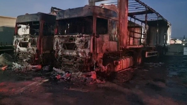 Συναγερμός στον Ασπρόπυργο: Ένοπλοι με καλάσνικοφ έκαψαν νταλίκες δίπλα από βενζινάδικο (Βίντεο)