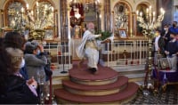 Χίος: Έγινε η Πρώτη Ανάσταση με τον «ιπτάμενο» ιερέα να γίνεται viral (Βίντεο)