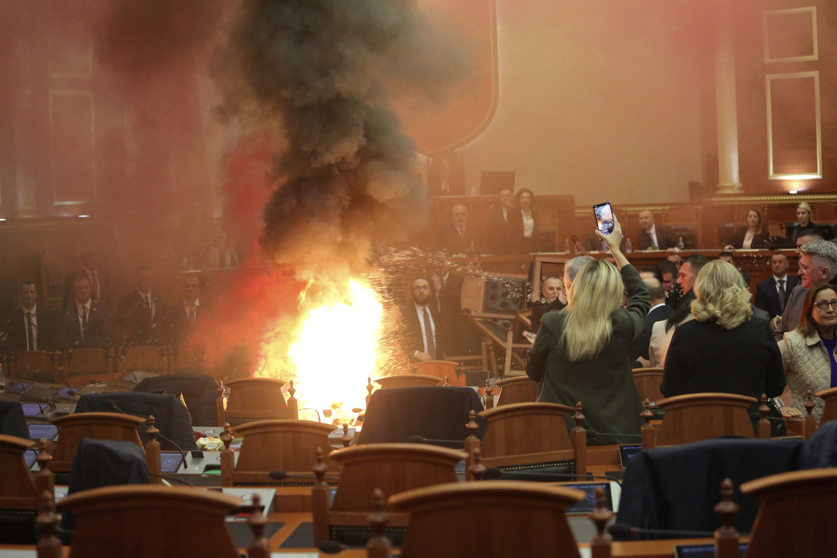 Χάος στο αλβανικό κοινοβούλιο - Βουλευτές άναψαν καπνογόνα και προκάλεσαν φωτιά (Φωτογραφίες)