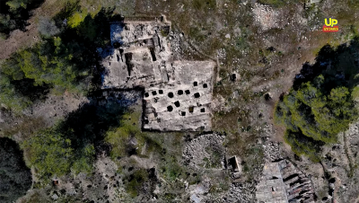 Η γαλάζια πολιτεία των νεκρών: Οι άγνωστες κατακόμβες της Κορινθίας (Βίντεο Drone)