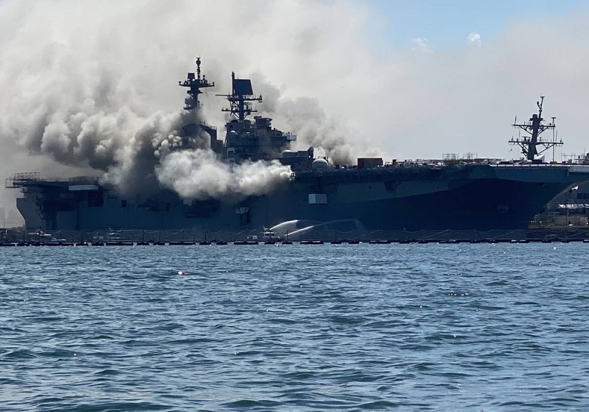 Στις φλόγες από έκρηξη πολεμικό πλοίο σε βάση στο Σαν Ντιέγκο