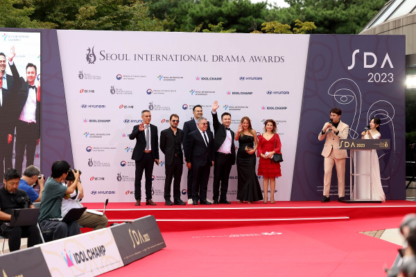Κάνε ότι κοιμάσαι: Οι δημιουργοί παρέλαβαν το βραβείο καλύτερης τηλεοπτικής σειράς στη Σεούλ