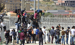 Ισπανία: Πρωτοφανές μεταναστευτικό κύμα από το Μαρόκο – 8.000 μετανάστες έφτασαν στη Θέουτα