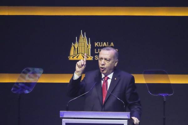 Μέρκελ: Θέλει να πείσει τον Ερντογάν για το μεταναστευτικό