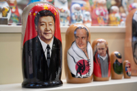 Πούτιν και Σι έγιναν μπάμπουσκες και πωλούνται ως σουβενίρ στη Μόσχα (εικόνες)