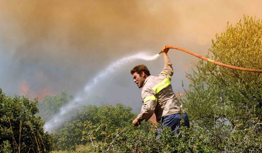 Εποχικοί πυροσβέστες: «Δουλεύοντας χωρίς εξοπλισμό και με ένα κράνος των 5 ευρώ δεν σβήνεις τις φωτιές»