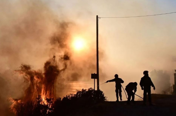 Φωτιά στη Ρόδο: Χάος ασυνεννοησίας - Πυροσβέστες ρωτούσαν τους ντόπιους ποιο μέτωπο να σβήσουν (Βίντεο)