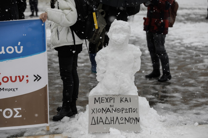 Οι χιονάνθρωποι διαδήλωσαν στο Σύνταγμα