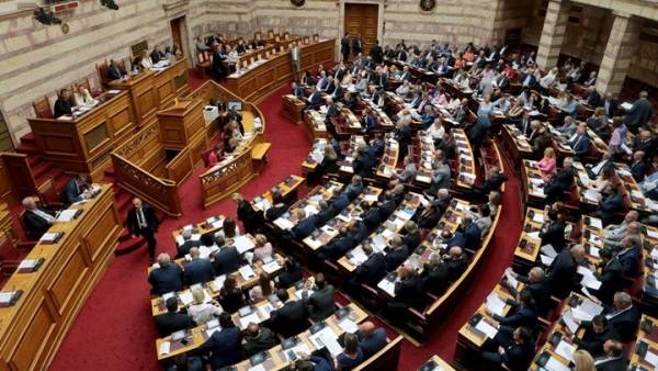 Βουλή: Αντιπαράθεση για τον ιδεολογικό προσανατολισμό της Συνταγματικής Αναθεώρησης