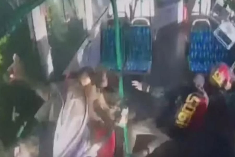 Κωνσταντινούπολη: Τρομακτικό τροχαίο - Επιβάτες λεωφορείου εκτοξεύονται στον αέρα (βίντεο)