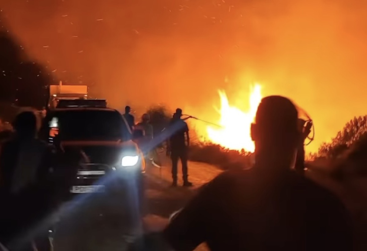 «Φύγε, δεν κόβεται!»: Ο απίστευτος διάλογος πυροσβεστών για τη φωτιά στη Ρόδο (βίντεο)