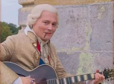 Τζόνι Ντεπ: Παίζει κιθάρα ως Λουδοβίκος με τσιγάρο στο στόμα και γίνεται viral (Βίντεο)