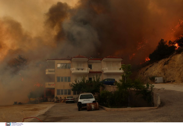 Κόλαση στη Φυλή από τη φωτιά: Καίγονται σπίτια - Μήνυμα του 112 για Άνω Λιόσια, Γεννηματά και Κανάλα