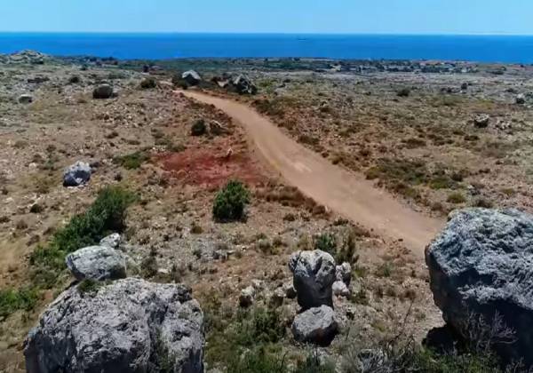 Η απόκοσμη «έρημος» με τους μυστηριώδεις κυκλώπειους βράχους, στην άκρη της Ελλάδας