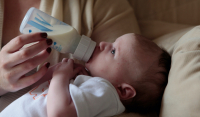 Κρίση στις ΗΠΑ: Εξαντλείται το βρεφικό γάλα - Οδηγούν μέχρι 160 χιλιόμετρα για να βρουν απόθεμα