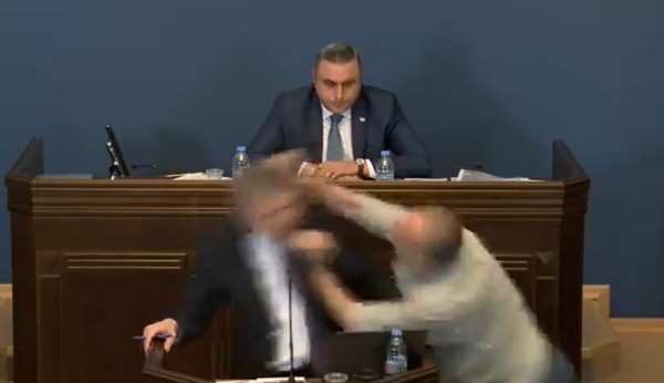 Ρινγκ το κοινοβούλιο της Γεωργίας: Πανδαιμόνιο μετά από γροθιά στο πρόσωπο βουλευτή (Βίντεο)