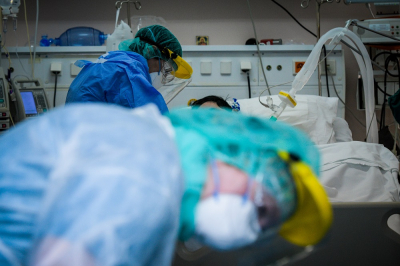 Κραυγή αγωνίας από τους νοσηλευτές για ασθενείς εκτός ΜΕΘ: «Θέλω αναπνευστήρες, έχω ένα παλικάρι 32 χρονών!»