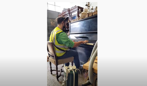 Ταύρος: Διανομέας μπαίνει σε παλαιοπωλείο και συναντά ένα παλιό πιάνο (Βίντεο)