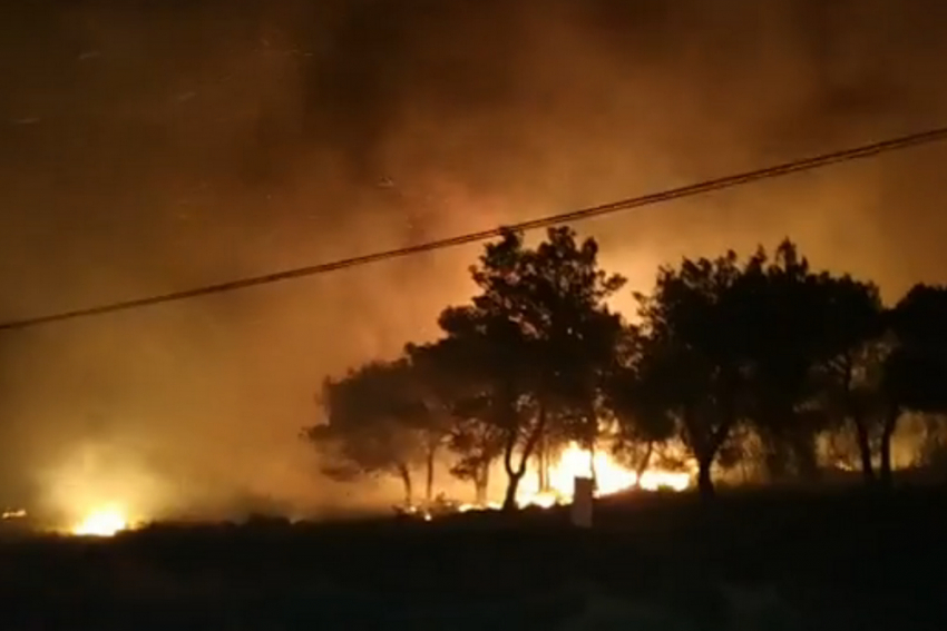 Φωτιά στο Λουτράκι: Ολονύχτια μάχη με τις φλόγες - Εκκενώθηκαν οικισμοί, 3 χιλιόμετρα το μέτωπο