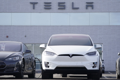 Τα αυτοκίνητα ακριβαίνουν αλλά οι τιμές της Tesla πέφτουν… και στην Ελλάδα