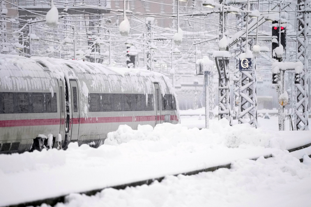 Μόναχο: Χιονοθύελλα «έθαψε» το αεροδρόμιο - Χιλιάδες εγκλωβισμένοι επιβάτες και σε σταθμούς τρένων