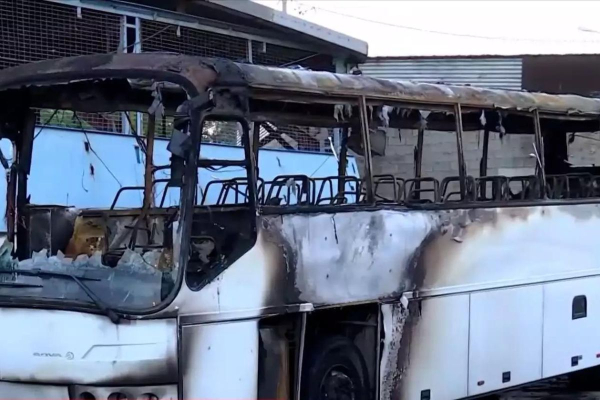 Πέραμα: Φωτιά σε τουριστικό λεωφορείο - Κάηκε ολοσχερώς (βίντεο)