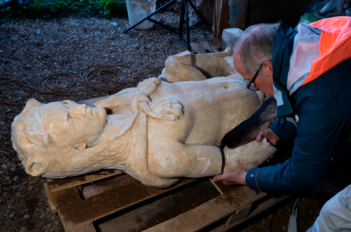 Ρώμη: Σε υπόνομο βρέθηκε άγαλμα Ρωμαίου αυτοκράτορα με τη μορφή του Ηρακλή