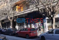 Επεισόδια στη Θεσσαλονίκη: Η στιγμή που μολότοφ λαμπαδιάζει μπαλκόνι (Βίντεο)