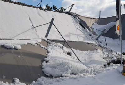 Χαϊδάρι: Κατέρρευσε από το χιόνι στέγαστρο βενζινάδικου (Βίντεο)