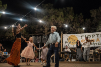 Σχοινούσα: Viral ο χορός εγγονής με τον 89χρονο παππού της στη γιορτή φάβας