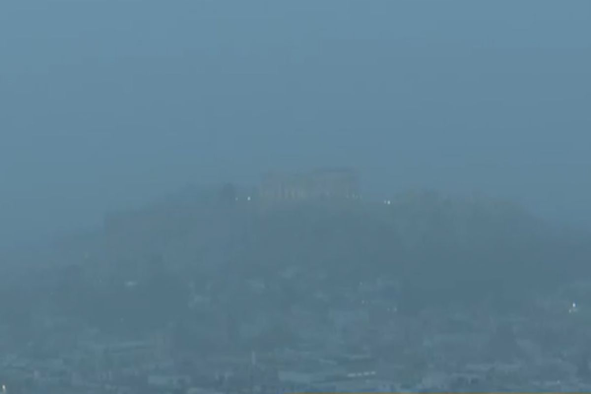 «Εξαφανίστηκε» η Ακρόπολη: Πέπλο σκόνης στην Αθήνα το πρωί (εικόνες - βίντεο)