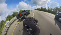 Βίντεο που κόβει την ανάσα: Μοτοσικλετιστής καρφώνεται σε αυτοκίνητο με 220 χλμ/ώρα