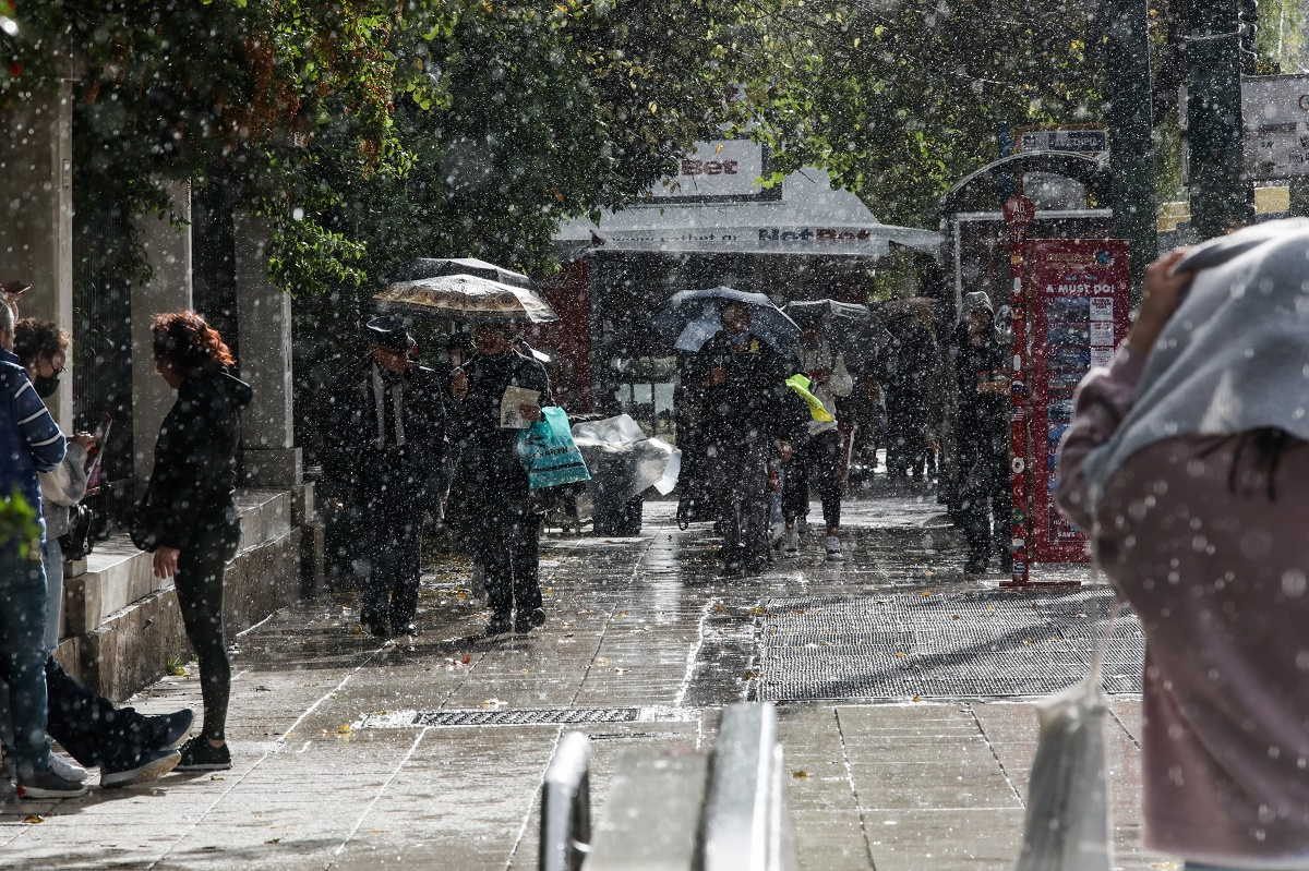 Ο καιρός την Κυριακή: Βροχές στην Αττική, ήλιος «με δόντια» στη Θεσσαλονίκη – Πού επιμένει ο παγετός