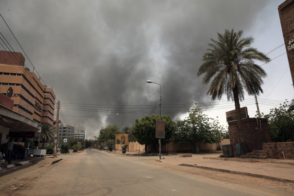 Σουδάν: Οι μάχες συνεχίζονται χωρίς διακοπή - Αγωνία για τον Έλληνα τραυματία - Τον χτύπησε ρουκέτα και αιμορραγεί