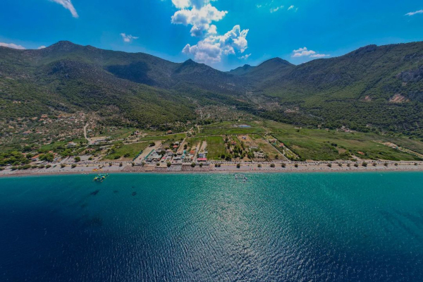 Η παραλία με τα βαθυγάλαζα νερά μια «ανάσα» από την Αθήνα (Βίντεο Drone)