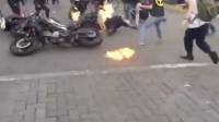 Μεξικό: Διαδηλωτής έκαψε αστυνομικό σε διαμαρτυρία για τον ύποπτο θάνατο νεαρού