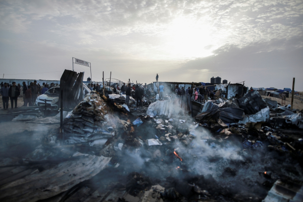 Φρίκη από τον βομβαρδισμό του Ισράηλ σε καταυλισμό στη Ράφα – «Πρόκειται για γενοκτονία» λέει εισηγήτρια ΟΗΕ