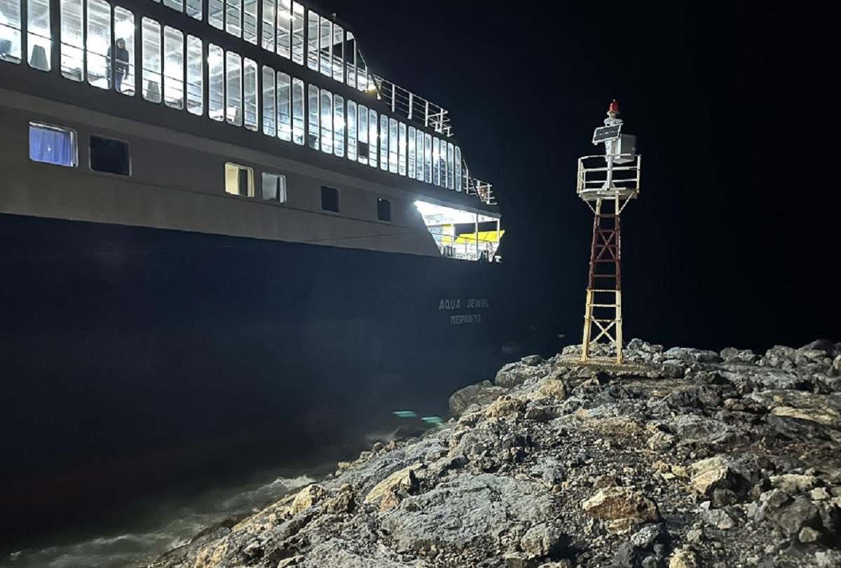Κύθηρα: Προσάραξε το πλοίο Aqua Jewel στο Διακόφτι - Πνέουν άνεμοι 7 μποφόρ (Εικόνες)