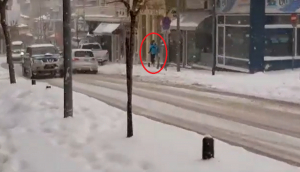 Κοζάνη: Άνδρας έκανε σκι στο κέντρο της πόλης