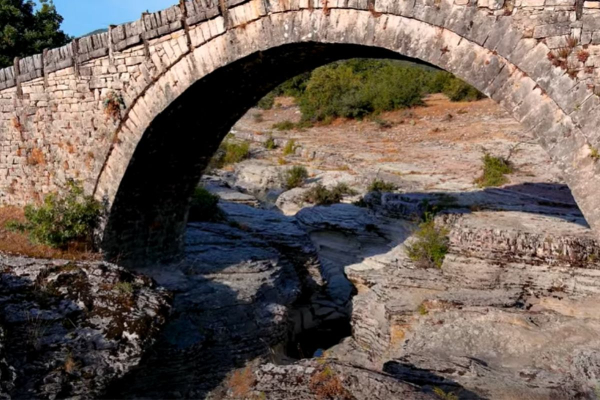 Άγνωστη Ήπειρος: Αυτό είναι το ομορφότερο πέτρινο τοξωτό γεφύρι της Ελλάδας και μόλις αποκαλύφθηκε (Bίντεο)