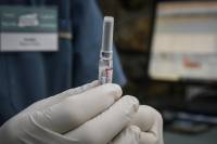 Κορονοϊός: «Ακόμα και εμβολιασμένα άτομα μπορούν να μολυνθούν και να μολύνουν»