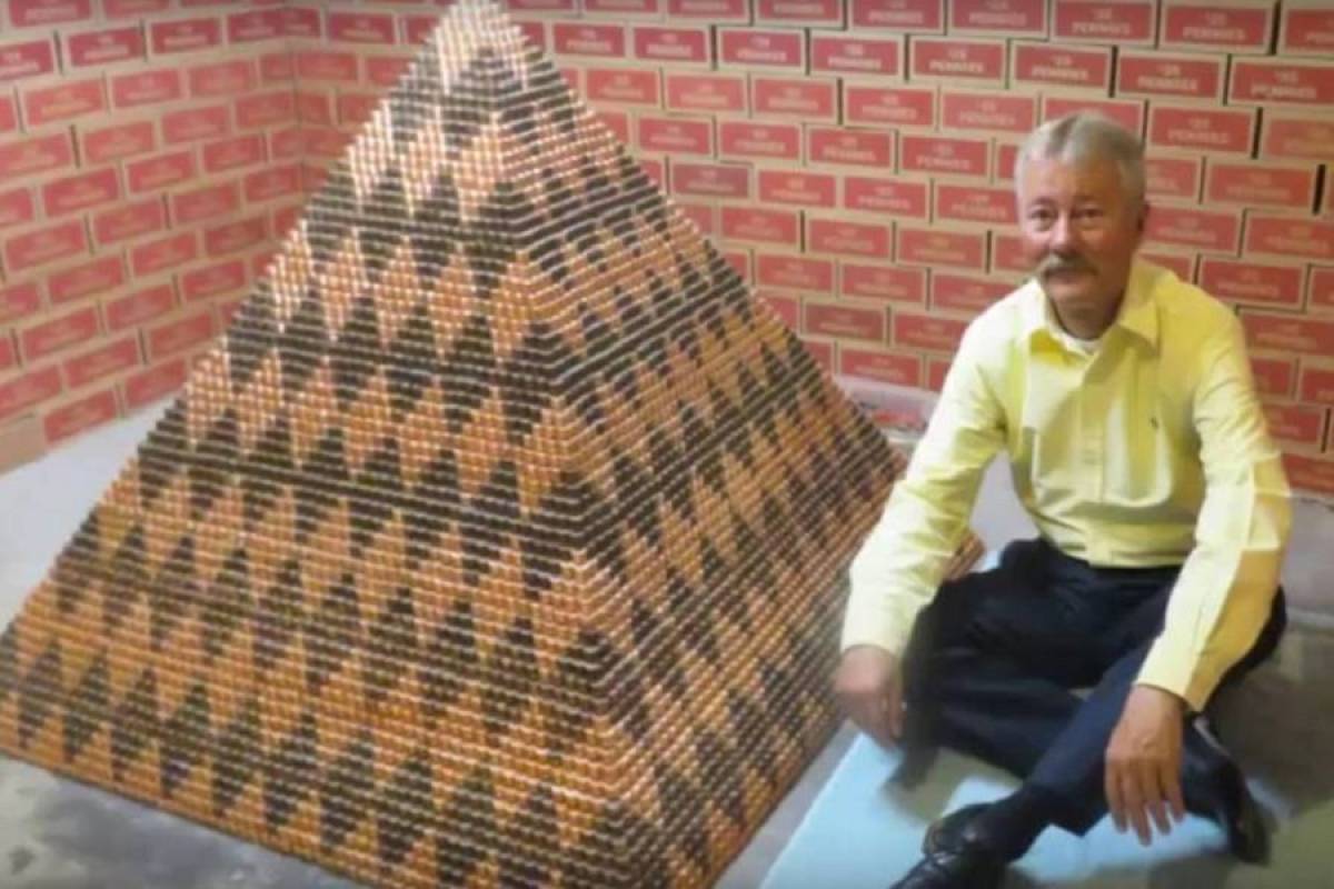 Μια πυραμίδα φτιαγμένη από 1.030.315 πένες