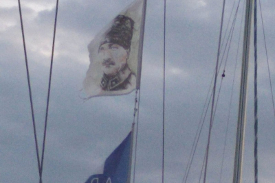 Πρόκληση στη Λέσβο: Σκάφος ύψωσε μέσα στο λιμάνι σημαία του Κεμάλ