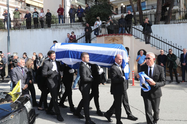 Το τελευταίο αντίο στον μαχητή Αλέξανδρο Νικολαΐδη - Βουβός ο πόνος στην κηδεία του