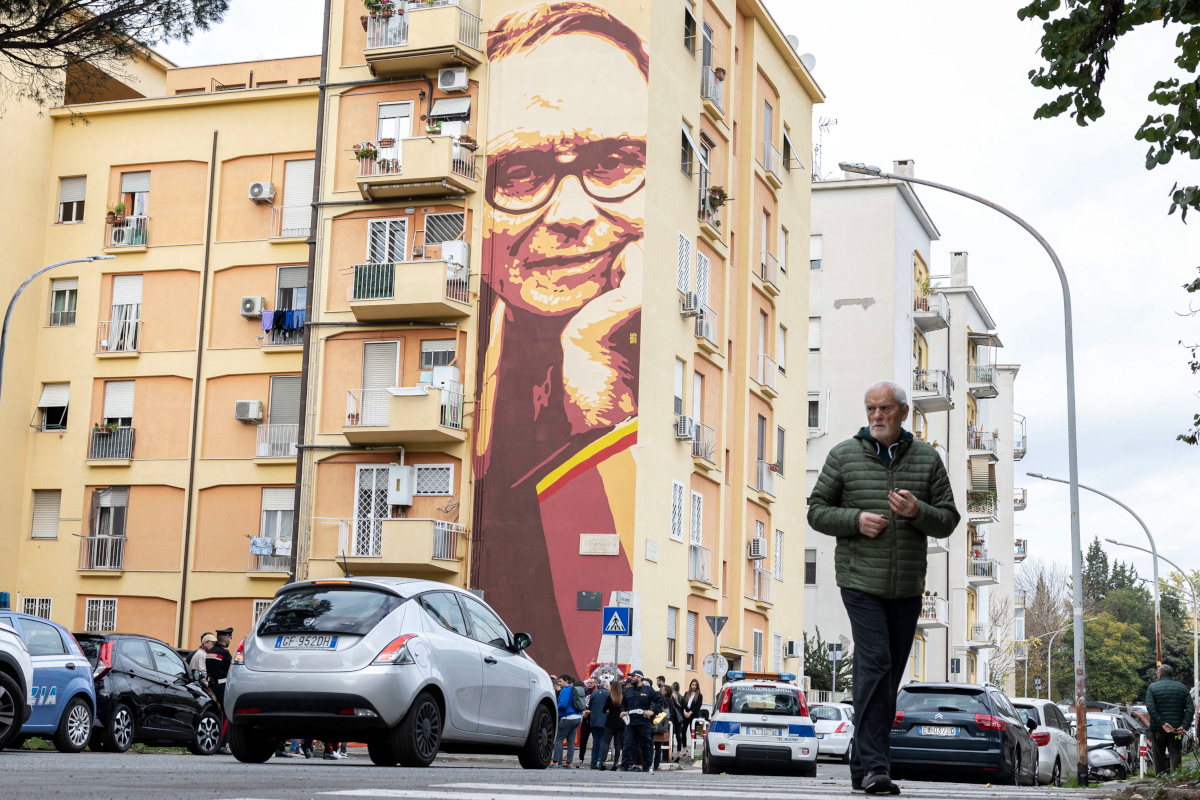 Ο Ένιο Μορικόνε έγινε γκράφιτι στη Ρώμη - Οι εντυπωσιακές εικόνες
