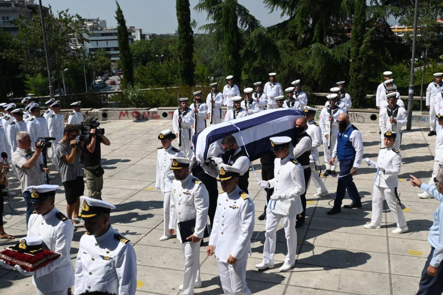 Λάρισα: Ράγισαν καρδιές στην κηδεία της 19χρονης δοκίμου του Πολεμικού Ναυτικού