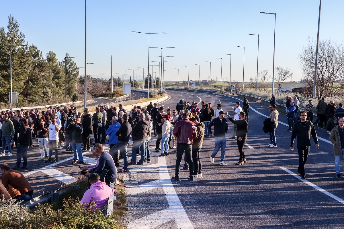 Μπλόκα αγροτών: Έκλεισαν τμήμα της Αθηνών - Λαμίας - Κλιμακώνουν τις κινητοποιήσεις από Μακεδονία έως Λέσβο