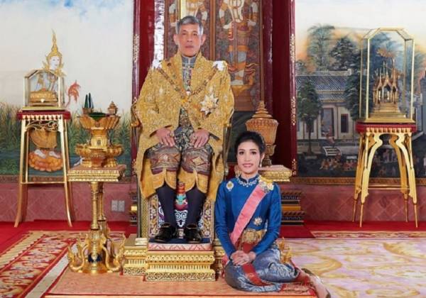 Ταϊλάνδη: Διέρρευσαν γυμνές φωτογραφίες της ερωμένης του βασιλιά